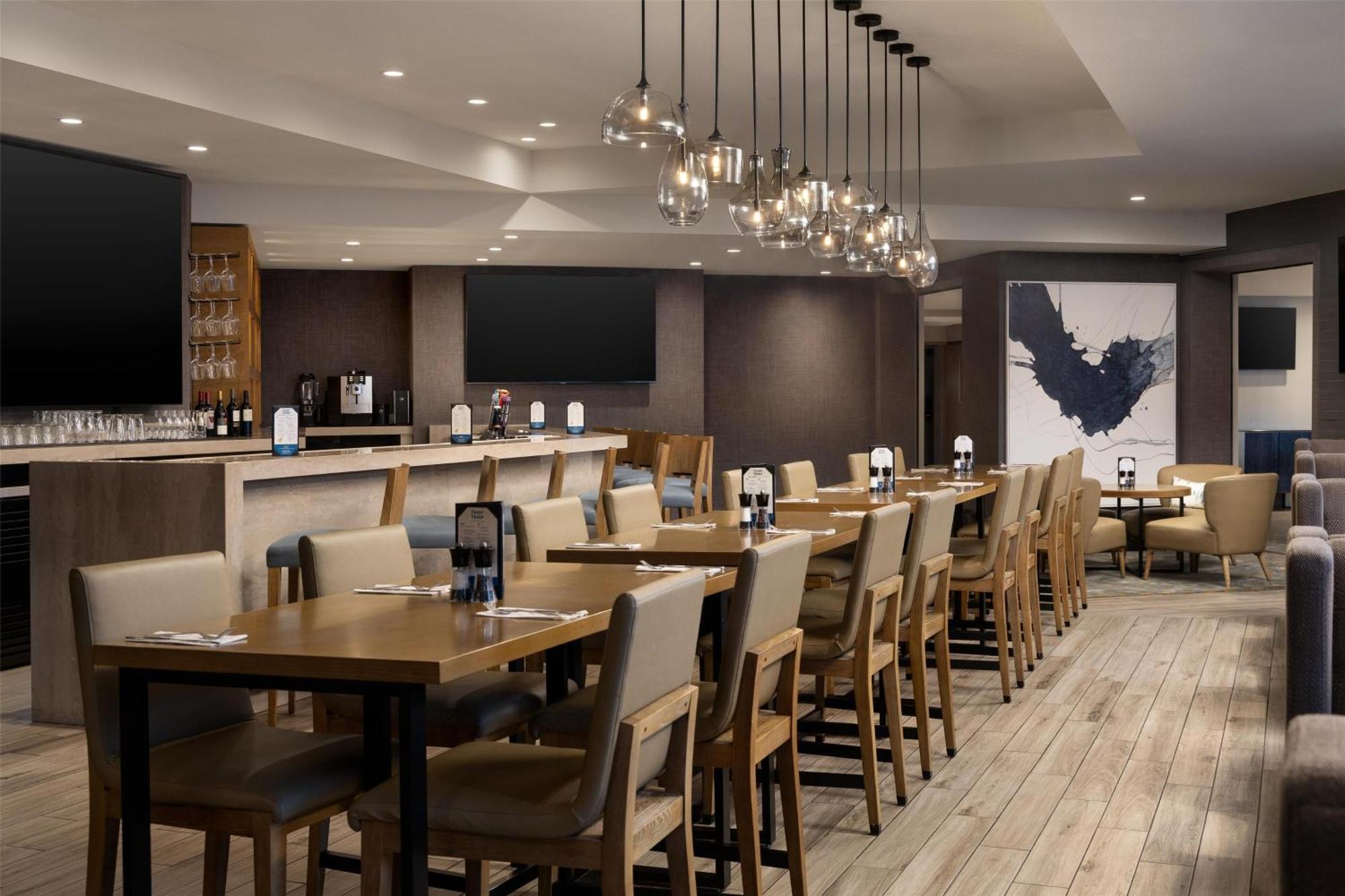 Doubletree By Hilton Вест-Келоуна Экстерьер фото