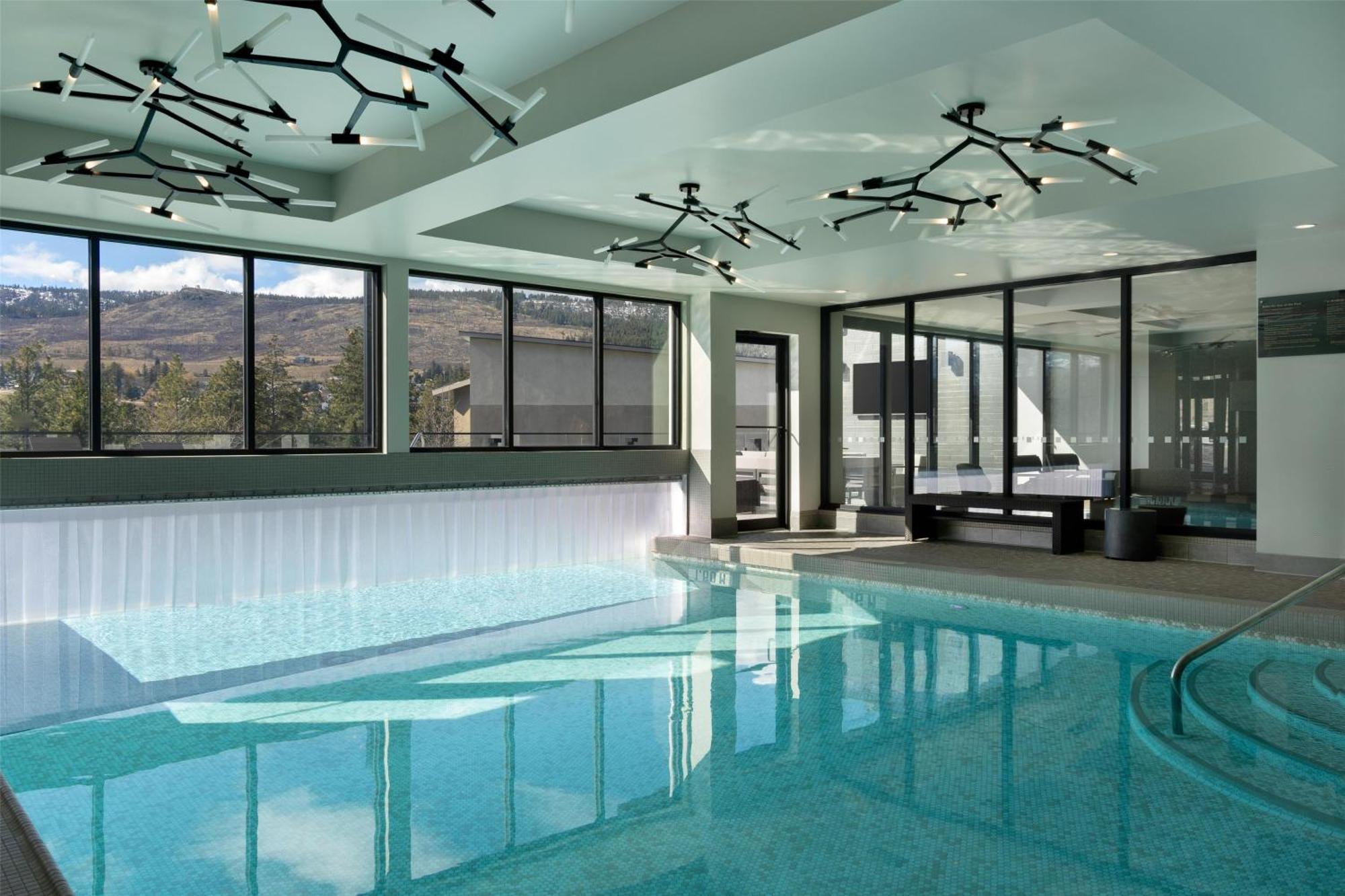 Doubletree By Hilton Вест-Келоуна Экстерьер фото