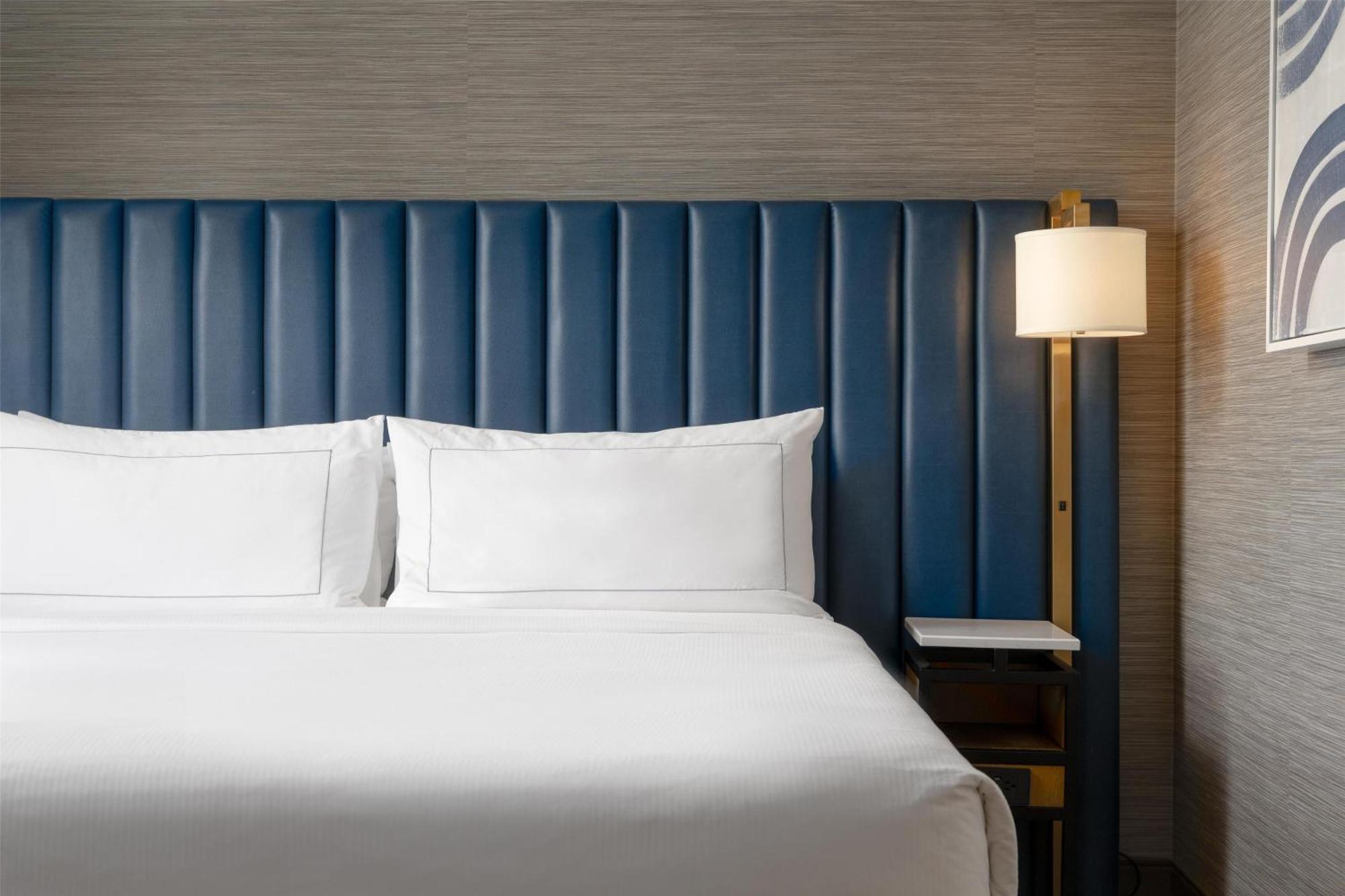 Doubletree By Hilton Вест-Келоуна Экстерьер фото