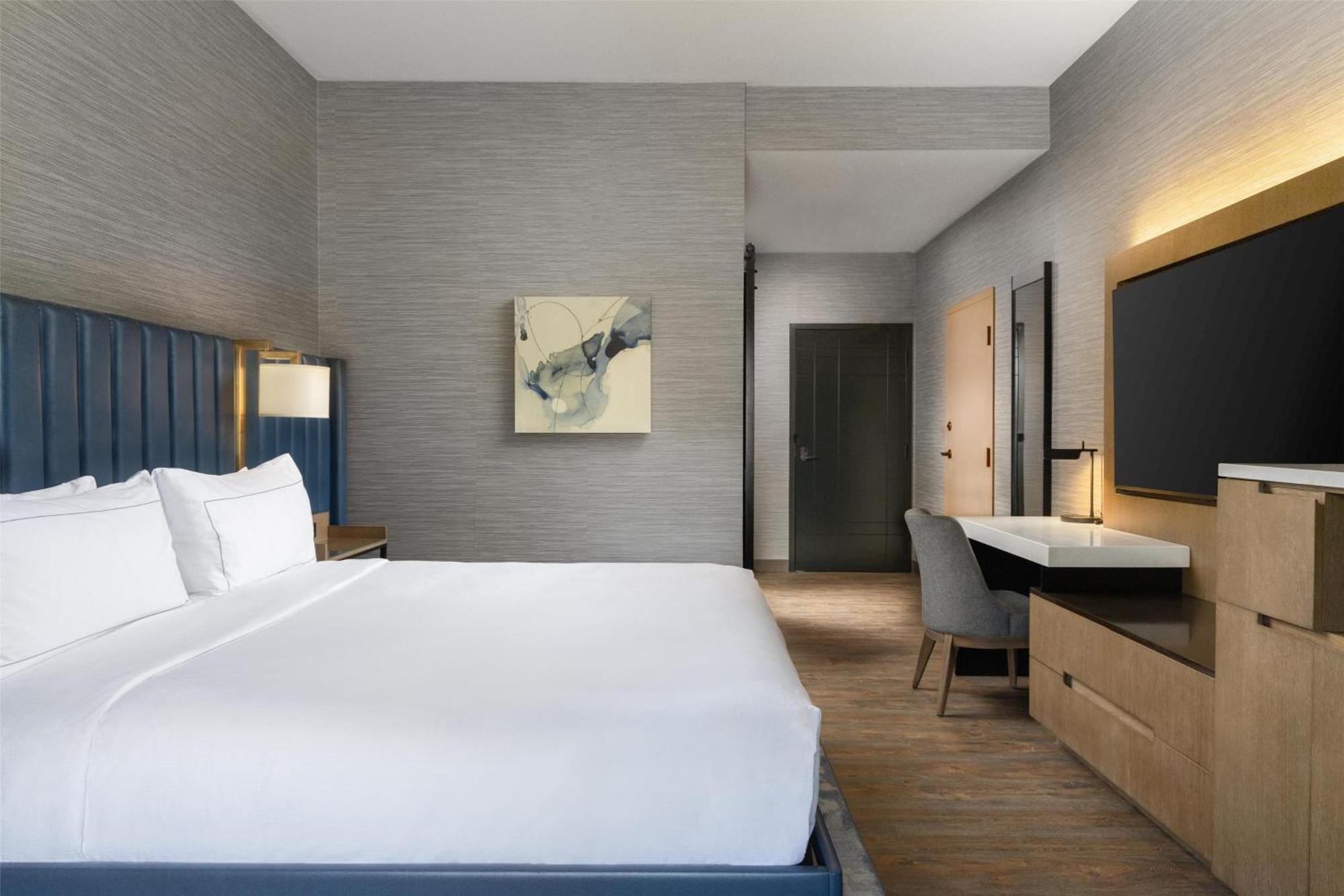 Doubletree By Hilton Вест-Келоуна Экстерьер фото