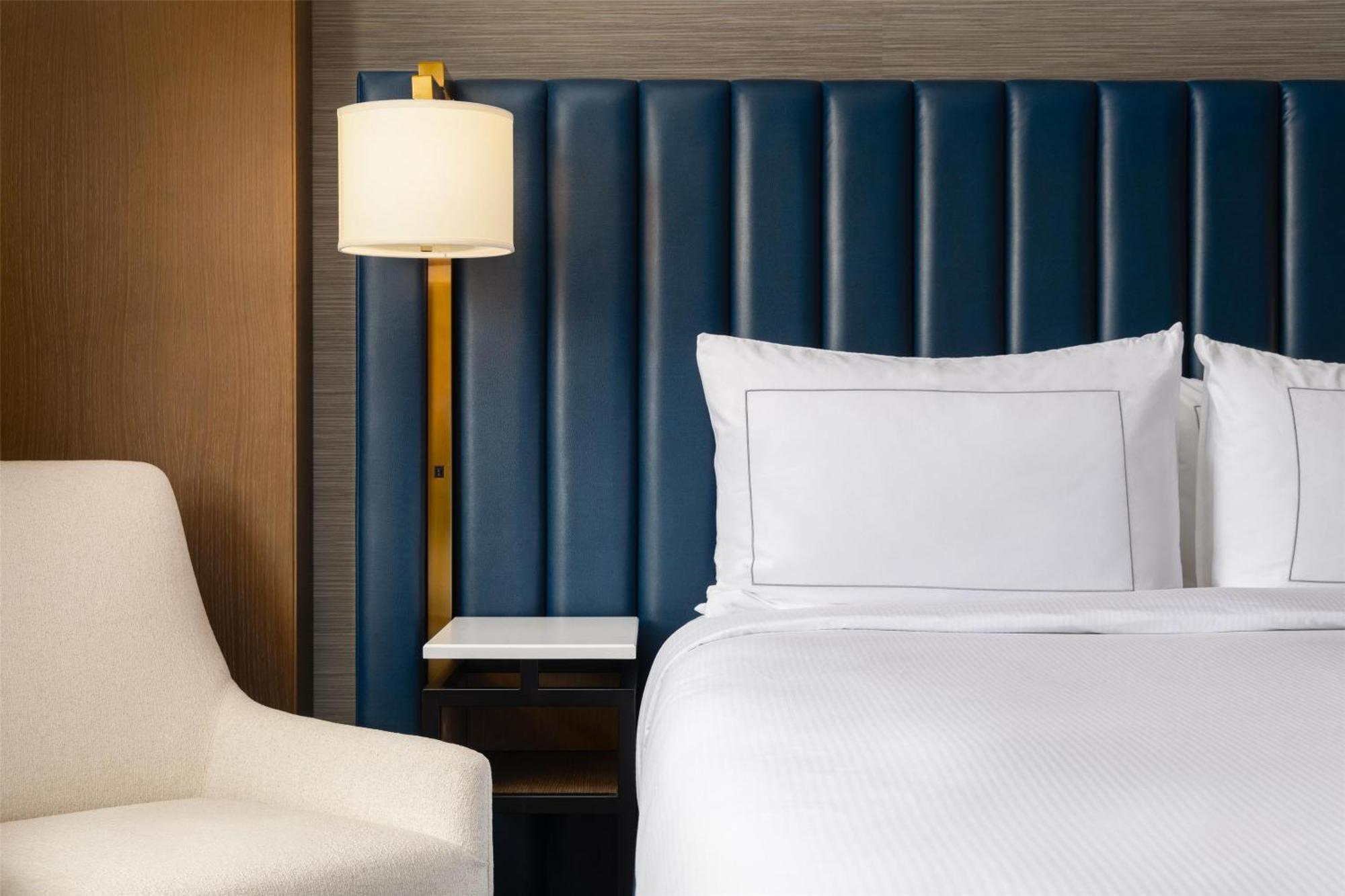 Doubletree By Hilton Вест-Келоуна Экстерьер фото
