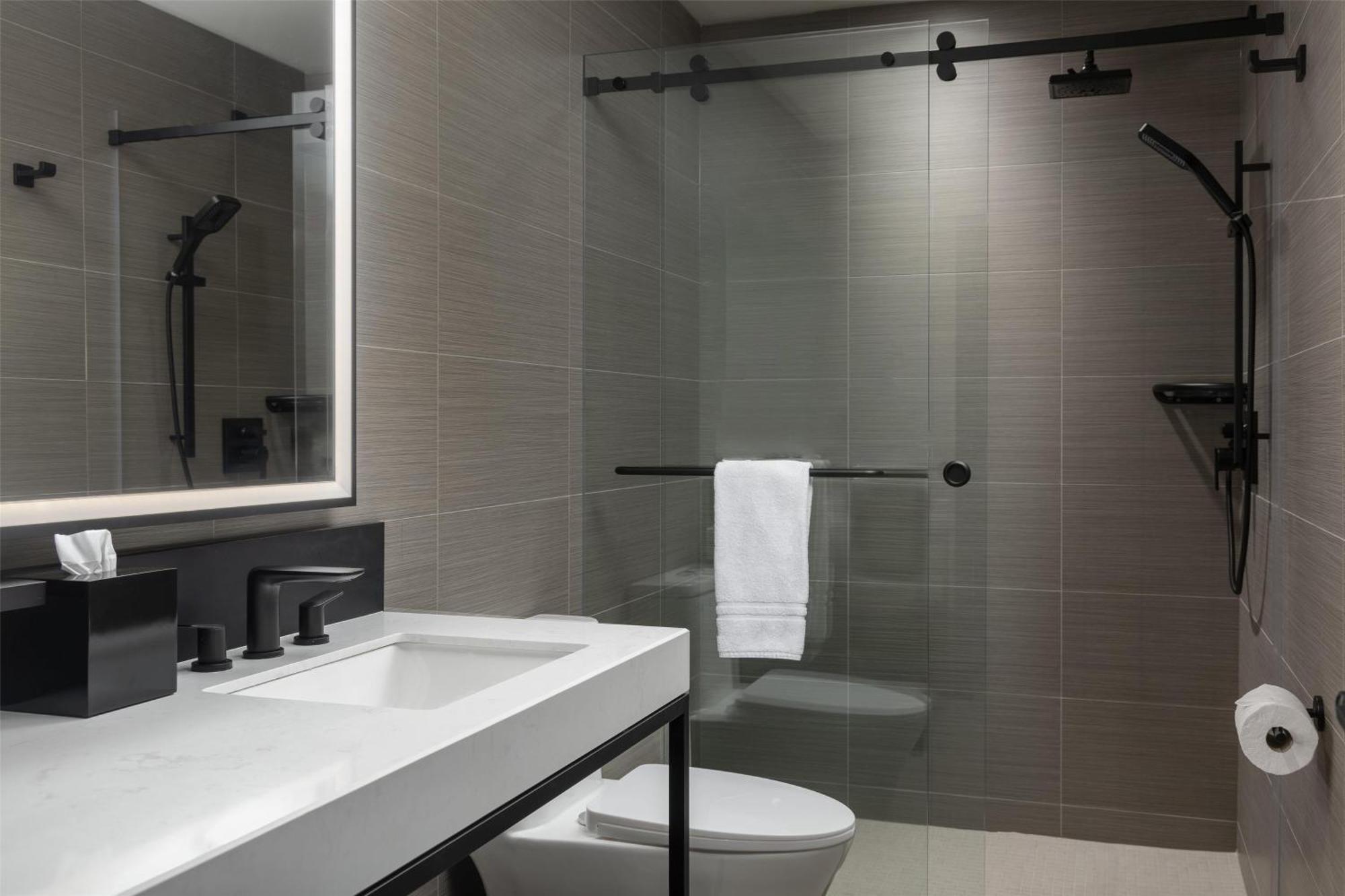 Doubletree By Hilton Вест-Келоуна Экстерьер фото