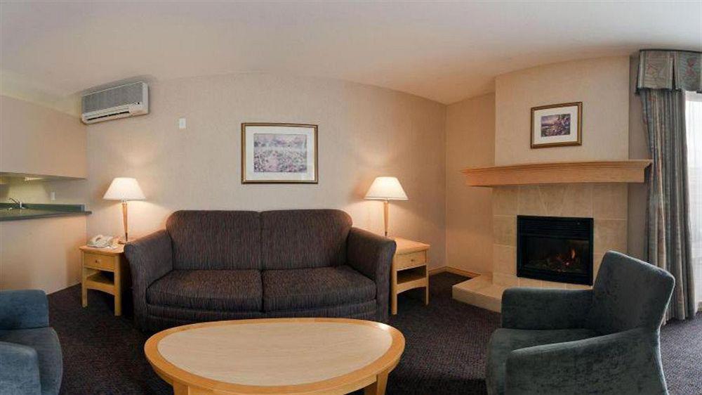 Doubletree By Hilton Вест-Келоуна Экстерьер фото